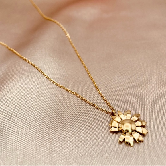 Luzy Jewelry Jewelry - Love me- Love me not Flower Petals Design Pendant Dainty Chain Necklace in Gild